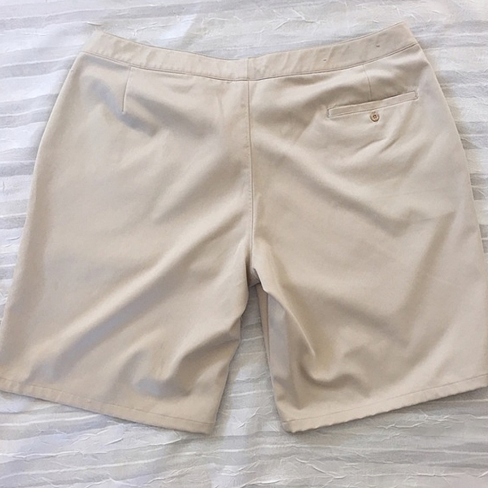 ❤️Under Armour Tan Shorts☆ - Picture 2 of 4